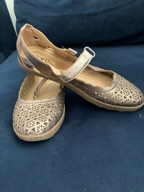 Earth Women’s Metallic Pewter Mary Jane Flats with Cutout Floral Upper. Size 8